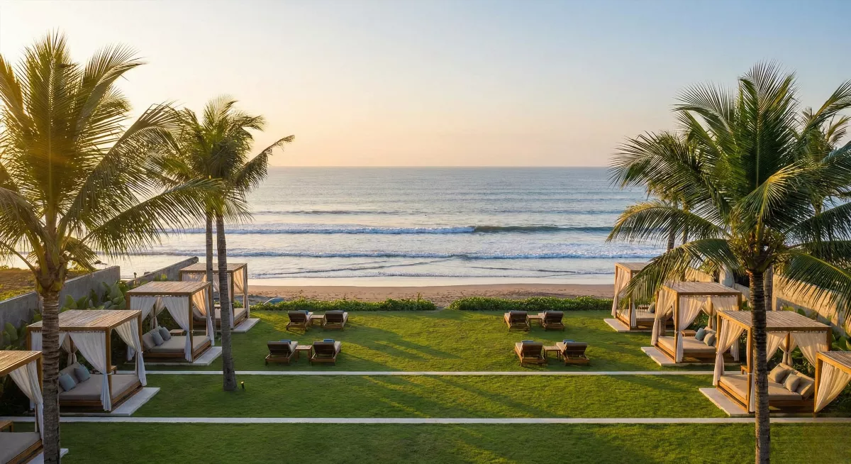 Панорамный вид на пляж Pererenan в Ренан, Бали: закат над океаном, пальмы, luxury beach club атмосфера для недвижимости рядом