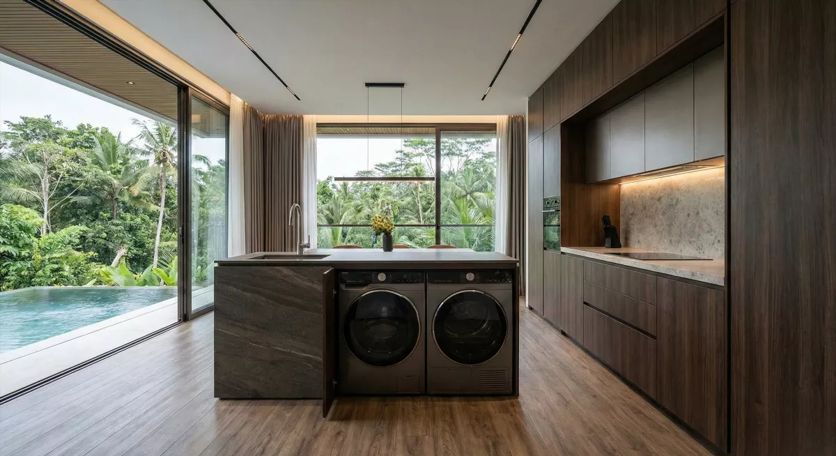Современная кухня и зона laundry в премиум-апартаментах недвижимости Бали