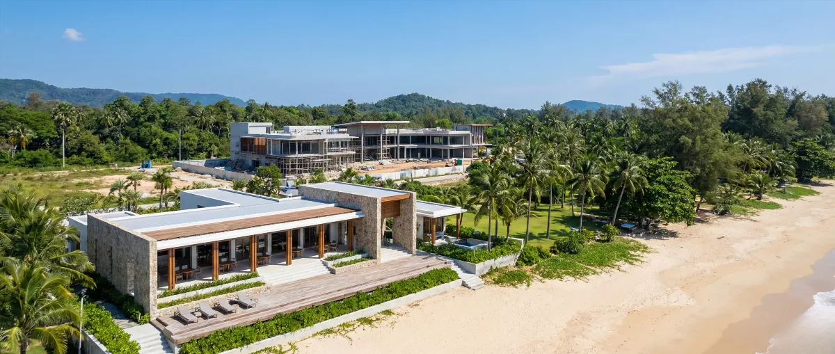 Современная инфраструктура района На Янг на Пхукете: вид на строящийся Beach Club и торговый центр в стиле люксовой недвижимости