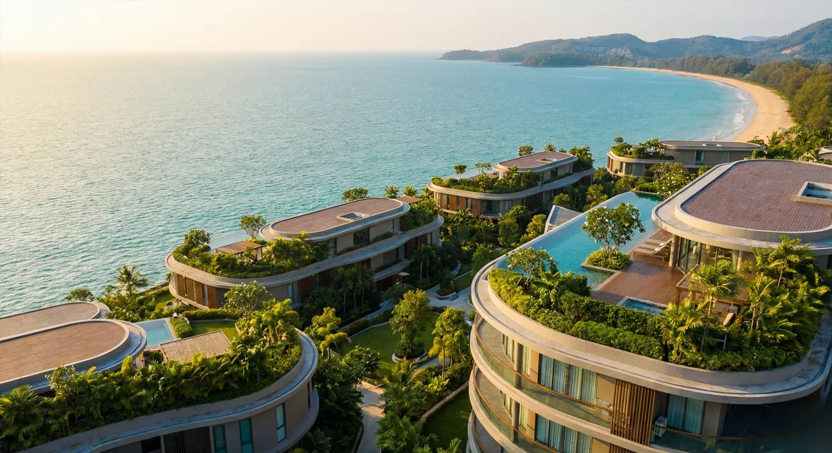 Аэрофотосъемка премиального жилого комплекса Andaman City на Пхукете с видом на пляж Bantao и океан